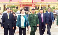 Komandan dan prajurit pos tentara penjaga perbatasan Pa Tan, provinsi Lai Chau membantu warga mendapat kehidupan yang stabil