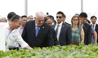 Presiden Israel dan Istri mengungjungi proyek investasi pertanian dengan penerapan teknologi tinggi  VinEco Tam Dao