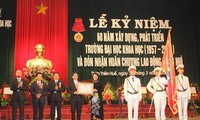 Upacara peringatan ulang tahun ke-60 berdirinya Universitas Ilmu Pengetahuan Hue
