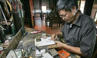 Quach Van Hieu-Artisan Kota Hanoi menjaga intisasi kerajinan membuat barang-barang dari perak