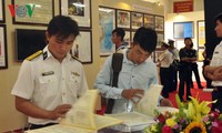 Kawasan 2 Angkatan Laut Vietnam memamerkan peta dan dokumen tentang Hoang Sa dan Truong Sa