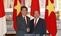 PM Nguyen Xuan Phuc melakukan pembicaraan dengan PM Jepang, Shinzo Abe