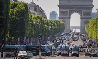 Tabrakan mobil di jalan raya Champs Elysees: Menangkap 4 anggota keluarga pelaku