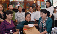 Ketua MN Nguyen Thi Kim Ngan mengunjungi dan memberikan bingkisan kepada keluarga-keluarga yang mendapat kebijakan prioritas di Kota Ho Chi Minh