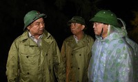 PM Nguyen Xuan Phuc melakukan survei dan membimbing pekerjaan mengatasi akibat taufan di Vietnam Tengah