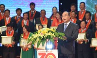 PM Nguyen Xuan Phuc menghadiri upacara memuliakan dan menyampaikan gelar Petani Vietnam yang Terkemuka dalam masa 30 tahun pembaruan