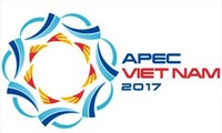 Menyampaikan hadiah sayembara menciptakan lukisan agitasi dan sosialisasi tentang Tahun APEC Vietnam 2017