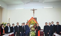 Deputi Harian PM Pemerintah Truong Hoa Binh mengucapkan selamat kepada umat Katolik dan Protestan