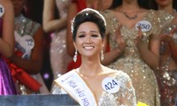 Gadis asal daerah Tay Nguyen, H’Nen Nie memperoleh gelar Ratu Kecantikan Universe Vietnam 2017