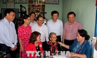 Ketua MN Nguyen Thi Kim Ngan mengunjungi dan memberikan bingkisan Hari Raya Tet kepada keluarga-keluarga yang mendapat kebijakan prioritas dan kepala keluarga miskin di Provinsi Long An