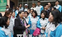 Wakil Harian Ketua MN Tong Thi Phong mengucapkan selamat Hari Raya Tet kepada kaum buruh lingkungan hidup dan perkotaan Hanoi