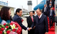 PM Nguyen Xuan Phuc tiba di Laos untuk menghadiri dan memimpin persidangan ke-40 Komite Antar Pemerintah Vietnam-Laos