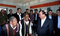 PM Nguyen Xuan Phuc mengunjungi dan memberikan bingkisan kepada warga etnis minoritas di Provinsi Dak Nong