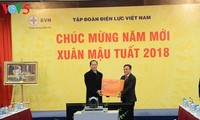 Presiden Tran Dai Quang mengunjungi dan mengucapkan selamat Hari Raya Tet pada malam alih tahun
