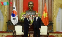 Presiden Tran Dai Quang menerima Menlu Republik Korea, Kang Kieng Hoa