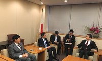 Deputi Menlu Bui Thanh Son melakukan temu kerja dengan Deputi Menteri urusan Parlemen dari Kemlu Jepang