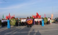 Membakar hio dan mempersembahkan bunga untuk mengenangkan para martir di Pulau Gac Ma