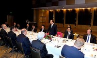PM Nguyen Xuan Phuc menemui berbagai grup dan investor papan atas dua negara Vietnam dan Australia