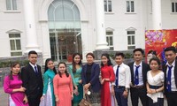 Mahasiswa Laos menjalankan praktikun di Universitas Hanoi