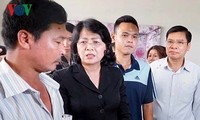 Wakil Presiden Dang Thi Ngoc Thinh menyapa dan menyemangati para korban di apartemen Carina Plaza