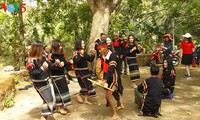 Orang-orang penerus kebudayaan tradisional etnis