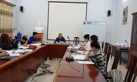 Jam kuliah ekstrakurikuler tentang penerjemahan untuk mahasiswa Laos di Akademi Diplomatik Hanoi