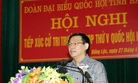 Deputi PM Vuong Dinh Hue melakukan kontak dengan pemilih Kabupaten Can Loc, Provinsi Ha Tinh