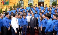 Presiden Tran Dai Quang menemui wakil kaum muda tipikal blok kantor-kantor pusat
