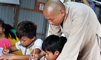 Belajar huruf di desa rakit terapung di danau hydrolistrik Tri An