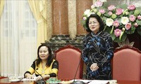 Wakil Presiden Dang Thi Ngoc Thinh menerima rombongan orang yang berkewibawaan di kalangan warga etnis minoritas Provinsi Ninh Thuan