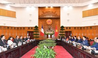 PM Nguyen Xuan Phuc memimpin acara penyambutan khidmat untuk PM Perancis