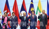 PM Nguyen Xuan Phuc menghadiri  KTT yang bersangkutan di sela-sela KTT ASEAN ke-33
