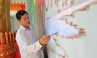 Menemui keluarga yang gandrung membuat lukisan dinding dan seni ukir  bermotif Khmer