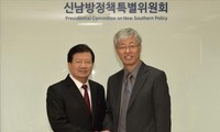 Aktivitas-aktivitas Deputi PM Trinh Dinh dung dalam kunjungan di Republik Korea