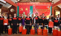 PM Nguyen Xuan Phuc memberikan bingkisan Hari Raya Tet kepada warga etnis-etnis di Kabupaten Cu Jut, Provinsi Dak Nong