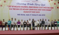 Wakil Presiden Dang Thi Ngoc Thinh mengunjungi dan memberikan bingkisan kepada kepala keluarga miskin dan korban agen oranye/dioxin di Provinsi Tien Giang