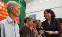 Wakil Presiden Dang Thi Ngoc Thinh mengunjungi dan memberikan bingkisan Hari Raya Tet kepada orang-orang yang mendapat kebijakan prioritas di Provinsi Long An