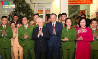 Sekjen, Presiden Nguyen Phu Trong mengunjungi dan mengucapkan selamat Hari Raya Tet kepada beberapa unit pada malam alih tahun