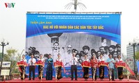 Pembukaan pameran foto: Paman Ho dengan rakyat berbagai etnis Provinsi Son La