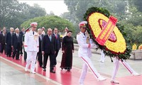Pimpinan Partai Komunis dan Negara meletakkan karangan bunga untuk mengenangkan para martir