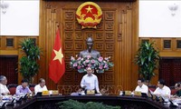 PM Nguyen Xuan Phuc memimpin sidang Badan Harian Sub-komisi Sosial-Ekonomi untuk melayani Kongres Nasional ke-13 Partai Komunis Viet Nam