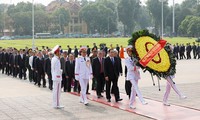 Delegasi utusan Kongres Nasional Front Tanah Air Viet Nam berziarah kepada Presiden Ho Chi Minh