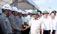 PM Nguyen Xuan Phuc melakukan inspeksi terhadap laju pembangunan jalan tol Trung Luong-My Thuan