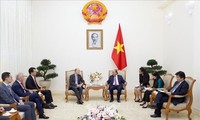PM Nguyen Xuan Phuc menerima para investor asing