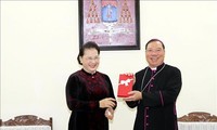 Ketua MN Nguyen Thi Kim Ngan mengucapkan selamat Hari Natal di Keuskupan Agung Ha Noi