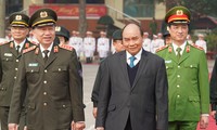 PM Nguyen Xuan Phuc memeriksa pekerjaan siaga bertempur dari Pasukan Polisi Keliling