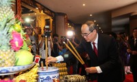 Kota Ho Chi Minh mengadakan acara mempersembahkan kue Tet kepada Pendiri Negara Raja Hung