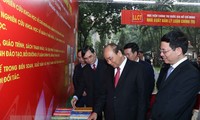 PM Nguyen Xuan Phuc mengunjungi Pameran Buku Memperingati ulang tahun ke-90 Berdirinya Partai Komunis Viet Nam