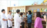 Wakil Presiden Viet Nam mengunjungi dan memberikan bingkisan pasien kanker anak-anak di Rumah Sakit Kanker K