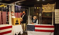Pemilu AS 2020: Dua kandidat berbagi kemenangan di dua tempat pemungutan suara pertama